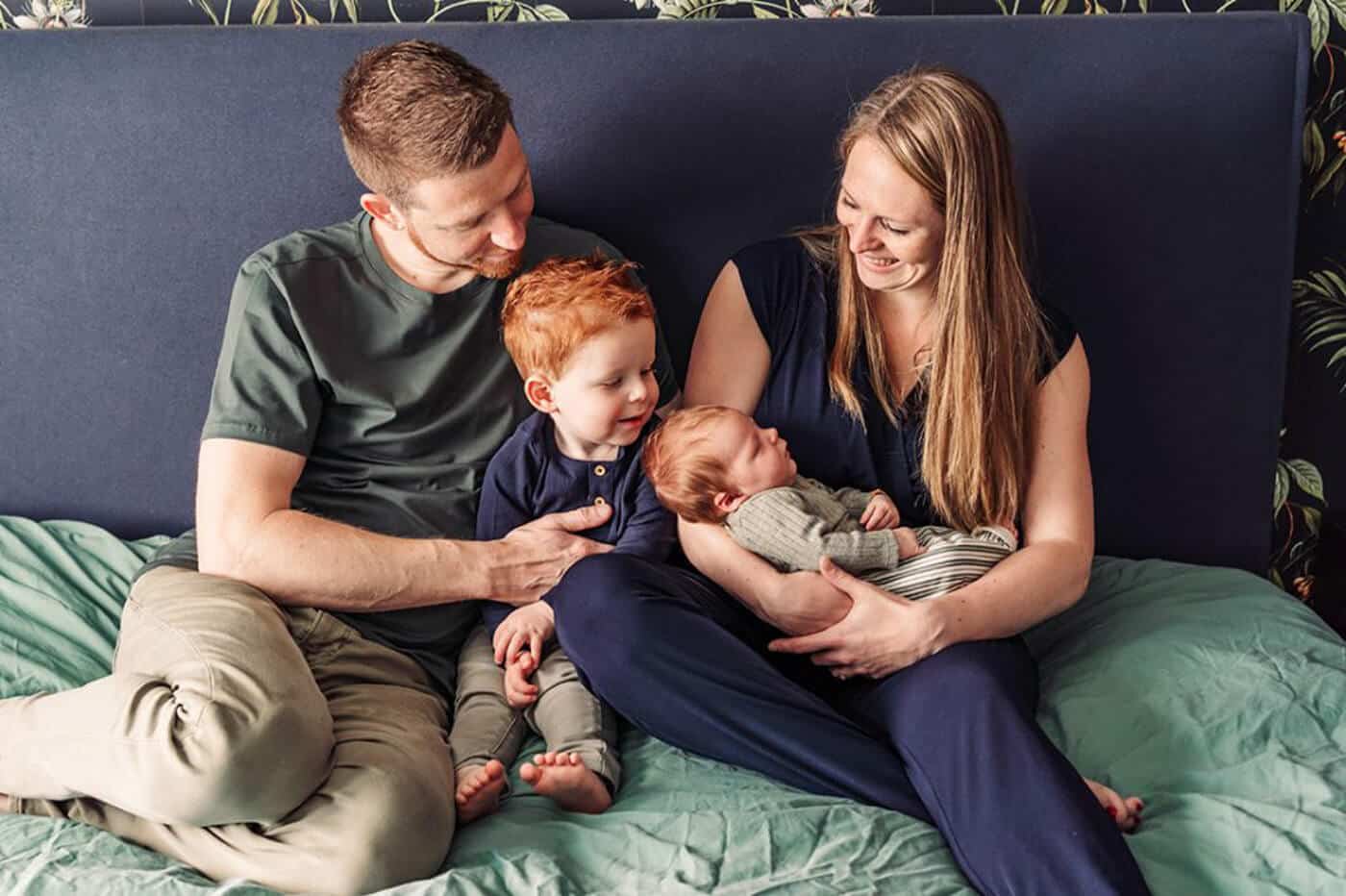 ervaren-newborn-fotograaf-in-Limburg gezin met baby tijdens fotoshoot aan huis