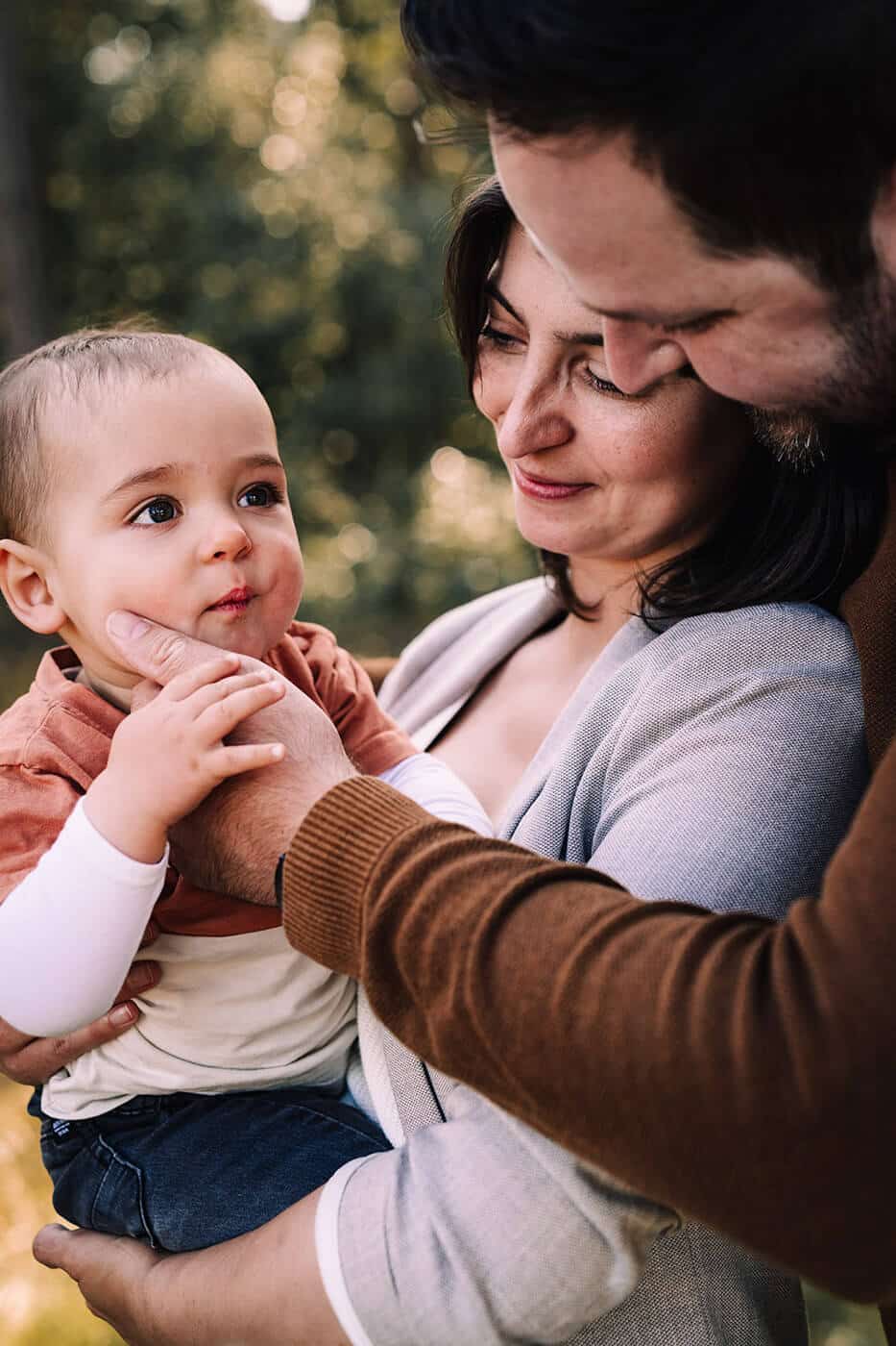 familiefotoshoot in de natuur met gezin - fotograaf limburg gezin met kindje van paar maanden oud tijdens fotoshoot