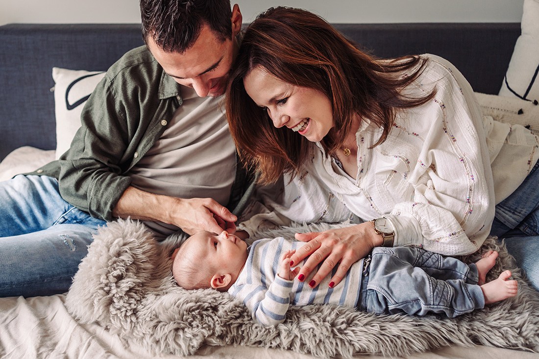 ouders met baby tijdens fotoshoot aan huis in roermond
