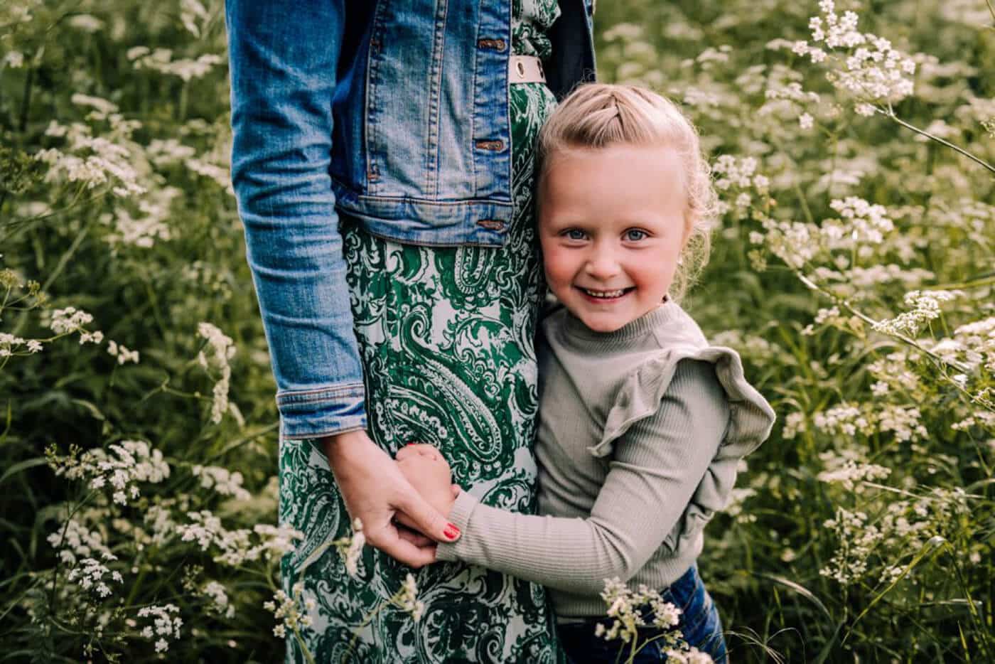 fotoshoot met mama en dochter in de natuur limburg
