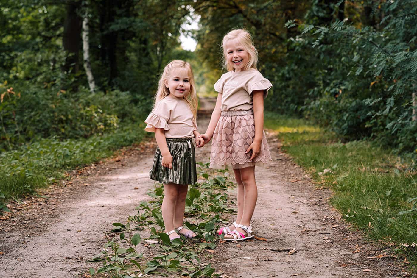gezinsfotograaf-familiefotograaf-limburg fotoshoot in het Spaanse bos in heythuysen / maxet van twee zusjes door suzan cillekens fotografie