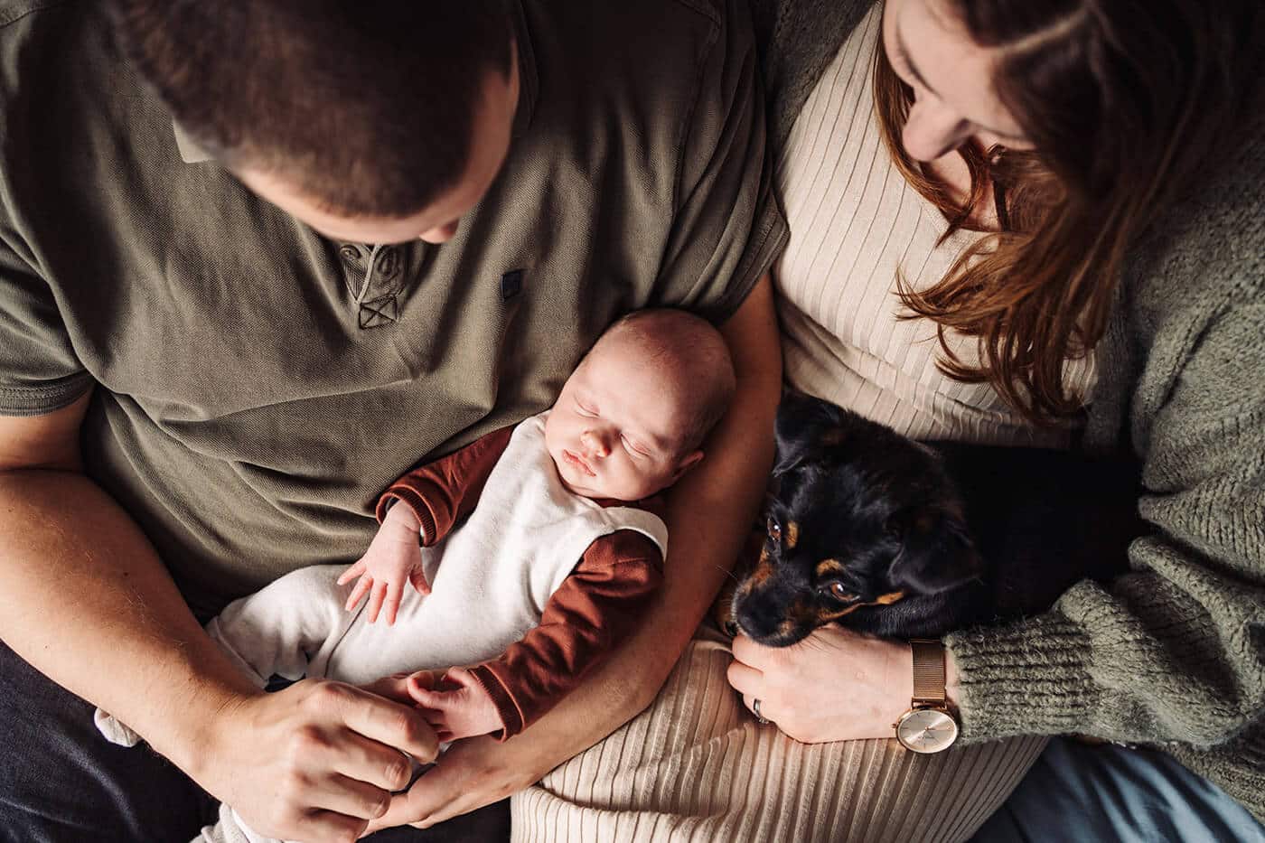 newborn-fotograaf-limburg en brabant aan huis newbornshoot met hond aan huis