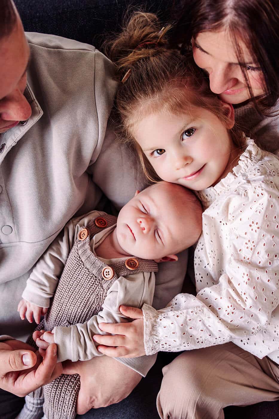 newbornshoot-met-broertje-en-zusje-de-newbornfotograaf-in-limburg-en-brabant-