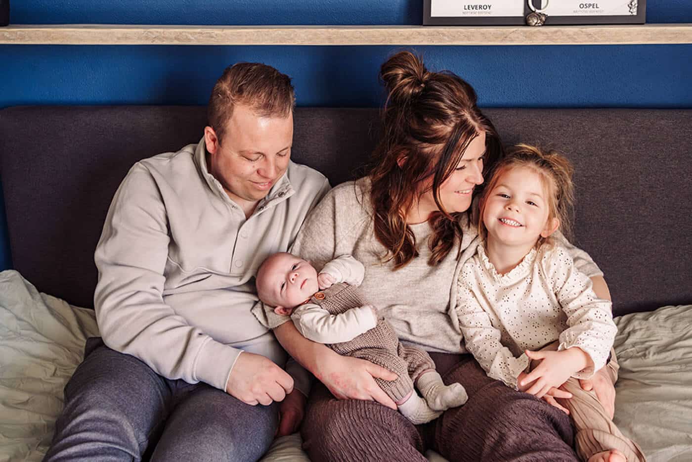 newbornshoot-thuis-in-eigen-omgeving-met-gezin