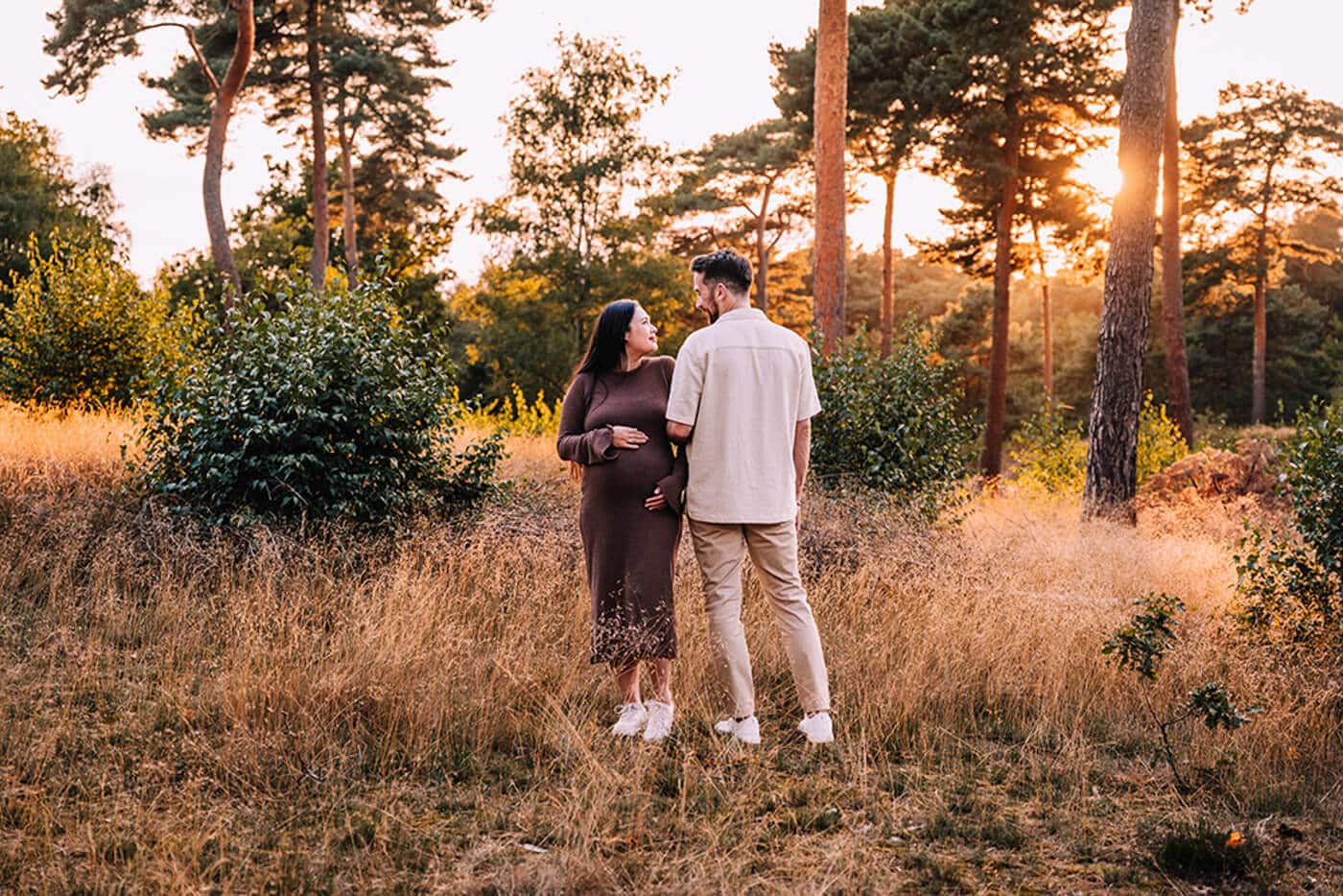 zwangerschapshoot-in-de-natuur-van-midden-limburg met een zonsondergang