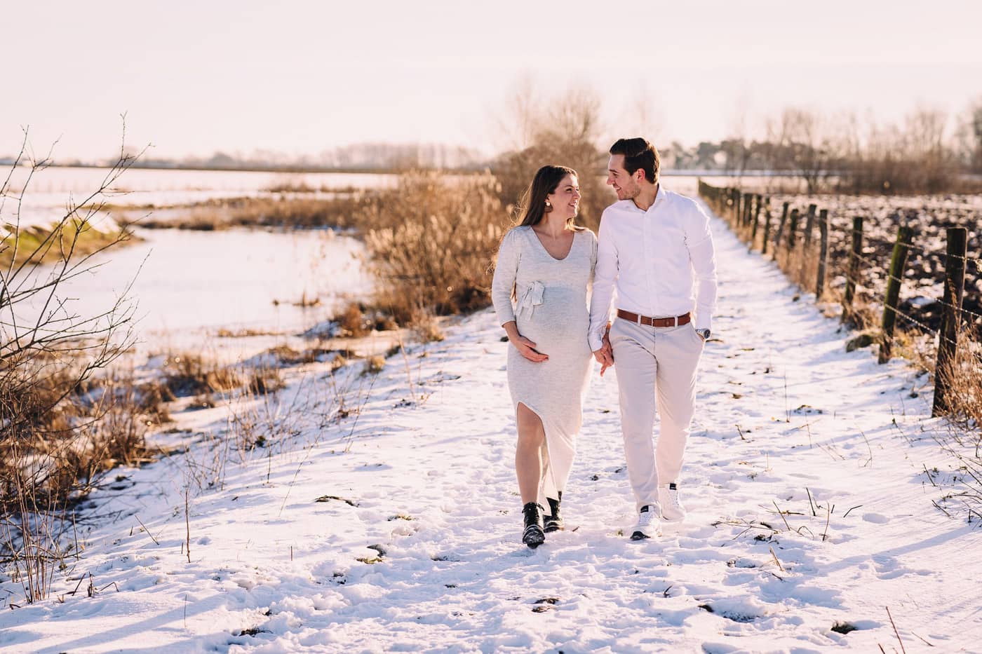 zwangerschapsshoot in de sneeuw winter