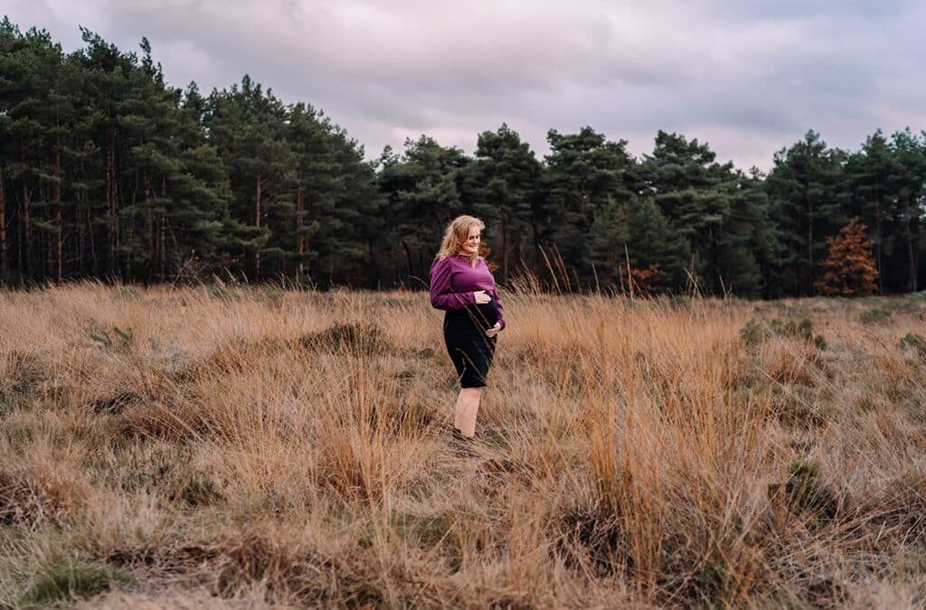 Zwangerschapsshoot in de winter: puur, rustig en precies zoals het is