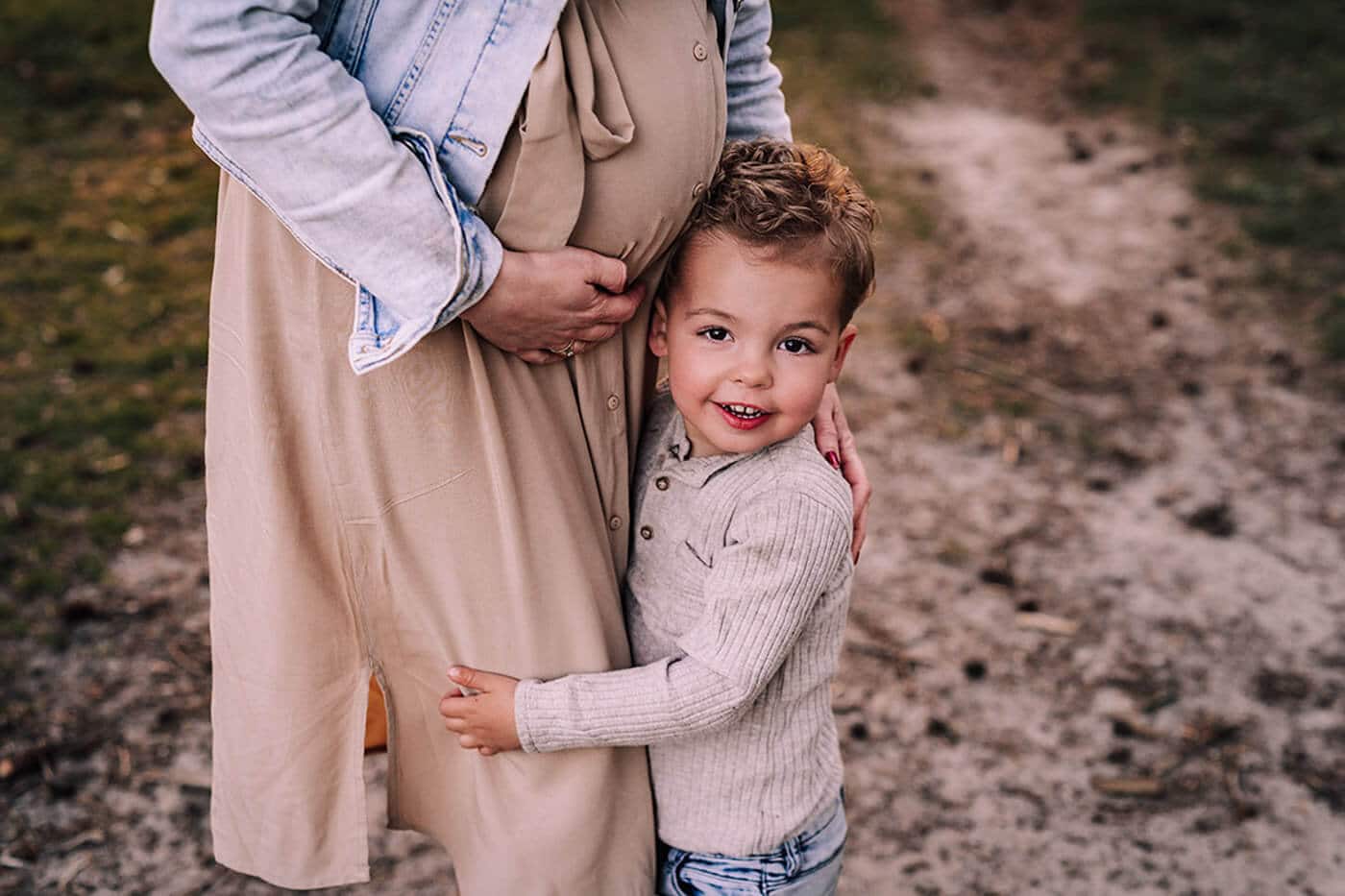 zwangerschapsshoot met kind - zwangerschapsshoot samen met het gezin in de natuur van limburg