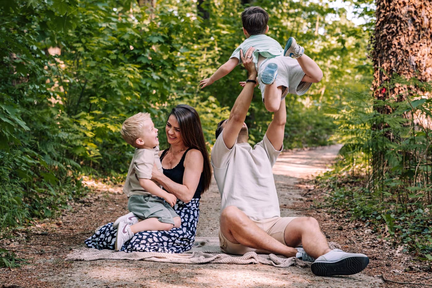 leuke spontane fotoshoot met jonge kinderen in de natuur van limburg