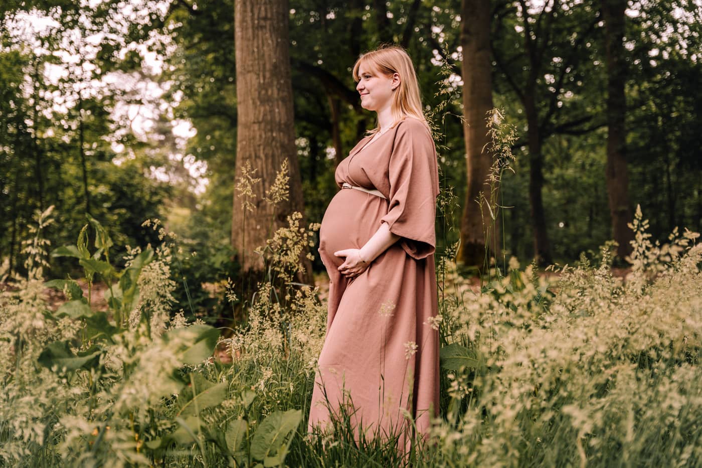 mooie jurk voor zwangerschapsshoot in natuur van limburg- limburgs landschap Beijelshof