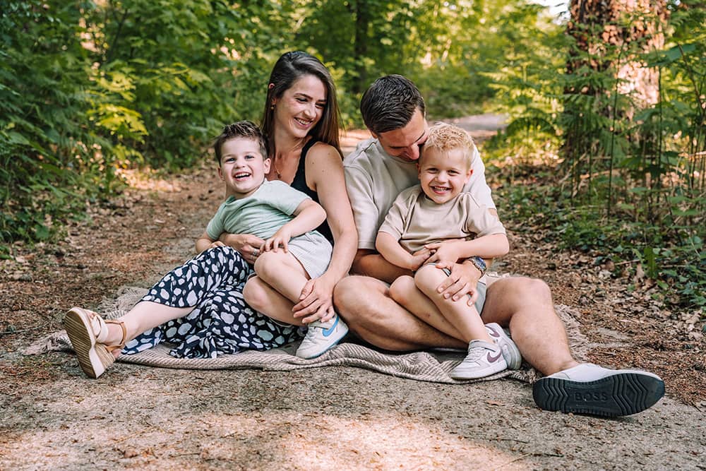 spontane fotoshoot met het gezin in de natuur suzan cillekens fotografie