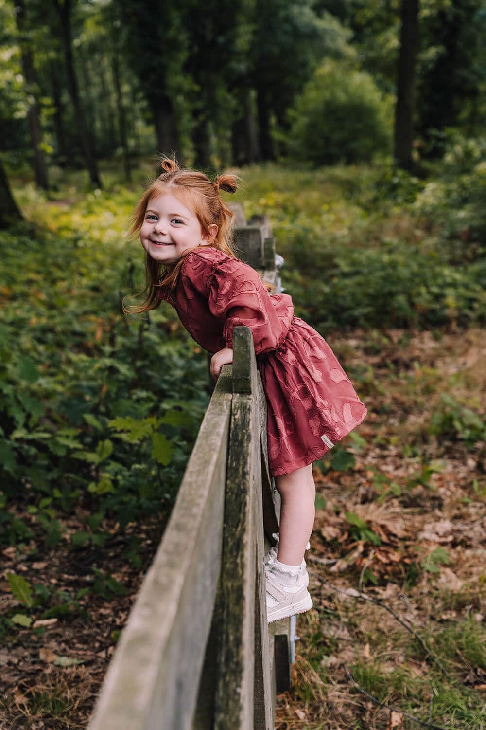 gezinsfotograaf limburg met kleurrijke fotografie stijl fotoshoot met het gezin in limburg Suzan Cillekens fotografie kleurrijke fotografie stijl