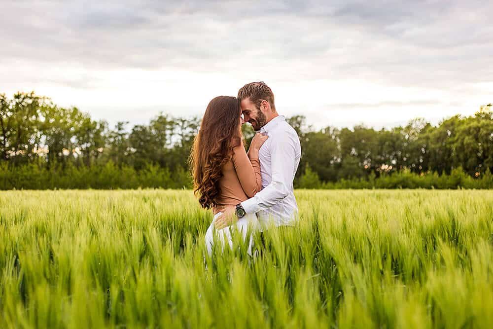 koppelshoot in Limburgse natuur tijdens zonsondergang door suzan cillekens fotografie