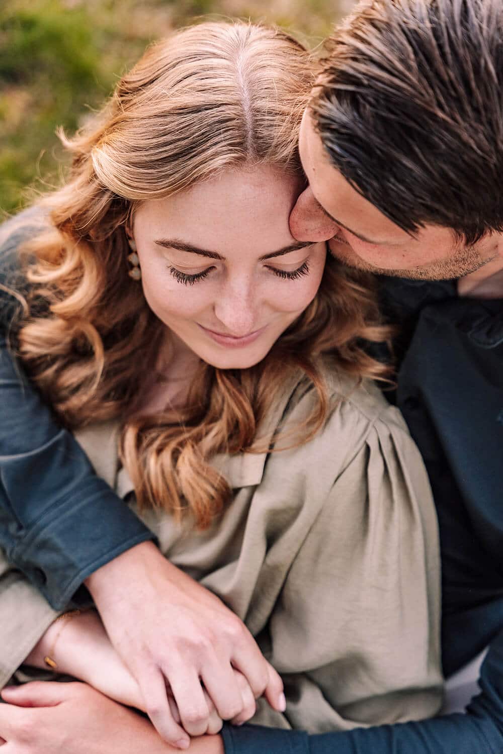 loveshoot in limburgse natuur op de beegderheide in Horn door suzan cillekens fotografie