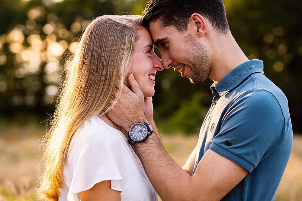 verlovingsfotoshoot in Limburg tijdens het gouden uurtje